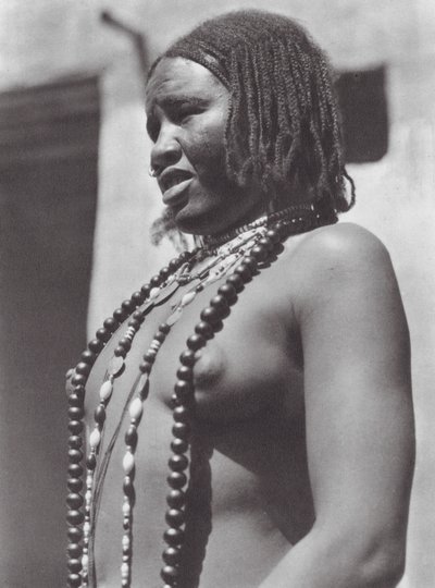 África: Gawazi, bailarina profesional (foto b/n) de Hugo Adolf Bernatzik