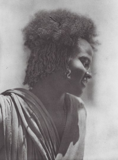 África: jóvenes de Hadendoa, Sudán oriental (foto en blanco y negro) de Hugo Adolf Bernatzik