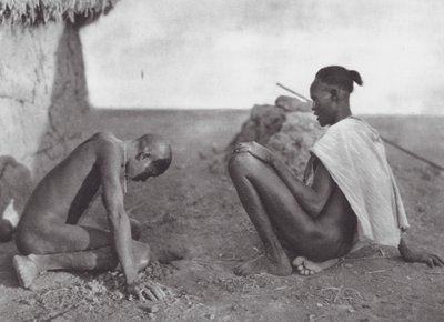 África: Médico sangrando a un paciente (foto b/n) de Hugo Adolf Bernatzik