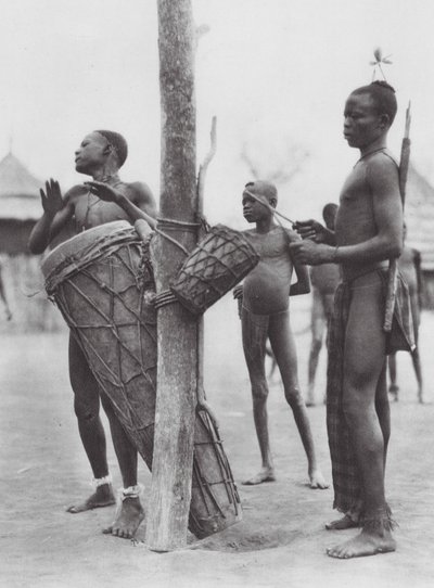 África: Hombres Moru tocando tambores (foto b/n) de Hugo Adolf Bernatzik