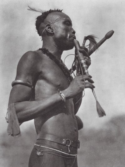 África: Flautista Niambara (foto b/n) de Hugo Adolf Bernatzik