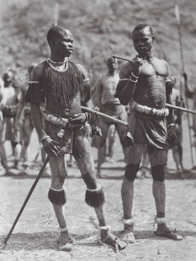 África: Nuba rattle-dancers (foto b/n) de Hugo Adolf Bernatzik