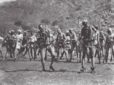 África: Danza del sonajero Nuba (foto b/n) de Hugo Adolf Bernatzik