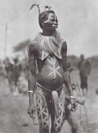 África: Mujer nuba con adorno festivo (foto b/n) de Hugo Adolf Bernatzik