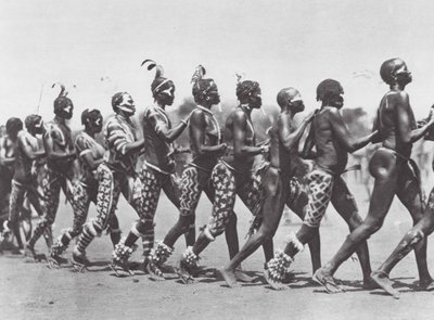 África: Mujeres Nuba bailando (foto b/n) de Hugo Adolf Bernatzik