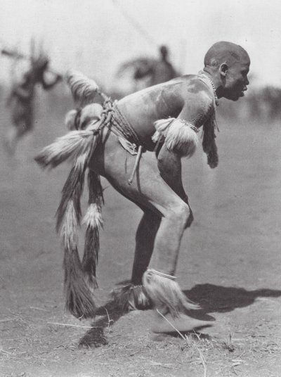 África: Luchadores Nuba (foto b/n) de Hugo Adolf Bernatzik