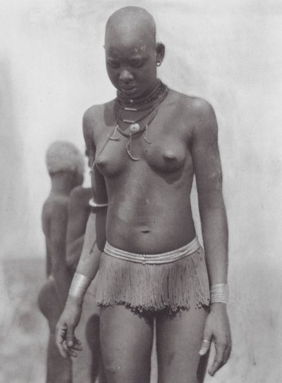 África: Mujer Nuer (foto b/n) de Hugo Adolf Bernatzik