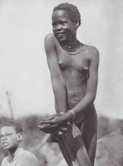 África: Niña Nuer (foto b/n) de Hugo Adolf Bernatzik