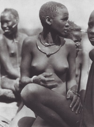 África: Niña nuer con collar de pelo de jirafa (foto b/n) de Hugo Adolf Bernatzik