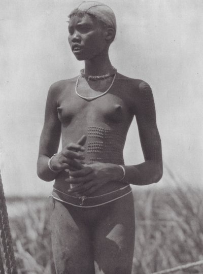 África: Niña nuer con cicatrices ornamentales (foto b/n) de Hugo Adolf Bernatzik