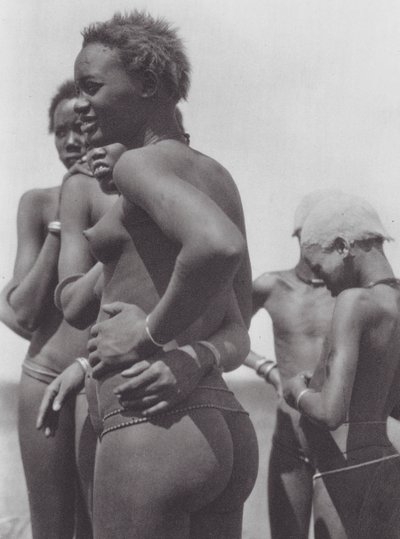 África: Niñas y niños Nuer (foto b/n) de Hugo Adolf Bernatzik