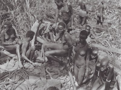 África: Niñas nuer en un velero sudanés (foto b/n) de Hugo Adolf Bernatzik