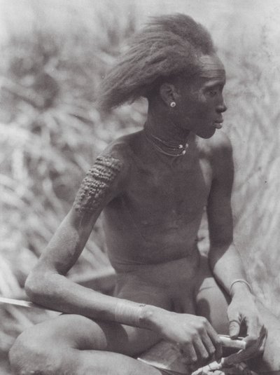 África: Nuer con el pelo teñido de rojo (foto b/n) de Hugo Adolf Bernatzik