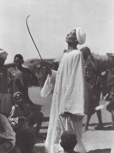 África: Anciano burlándose de la bailarina (foto b/n) de Hugo Adolf Bernatzik
