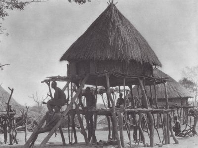 África: Viviendas sobre pilotes del Djur oriental (foto b/n) de Hugo Adolf Bernatzik