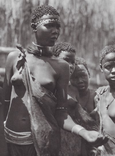África: Niñas Shilluk (foto b/n) de Hugo Adolf Bernatzik