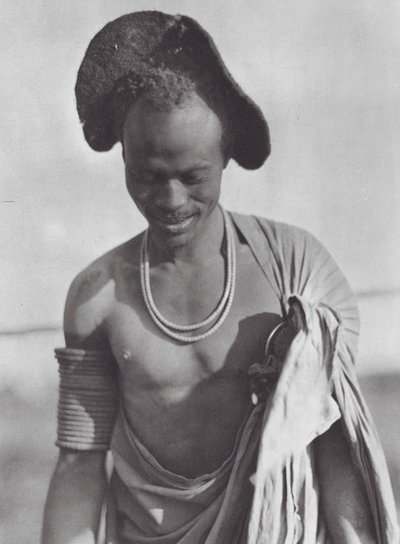 África: Guerrera Shilluk con capucha (foto en blanco y negro) de Hugo Adolf Bernatzik