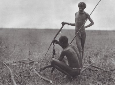 África: Guerreros Shilluk descansando (foto b/n) de Hugo Adolf Bernatzik