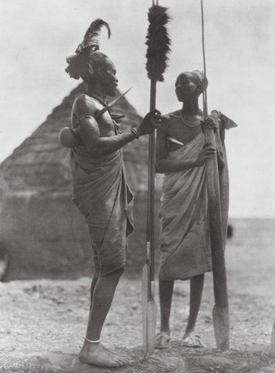 África: Shilluks vestidos de fiesta (foto b/n) de Hugo Adolf Bernatzik