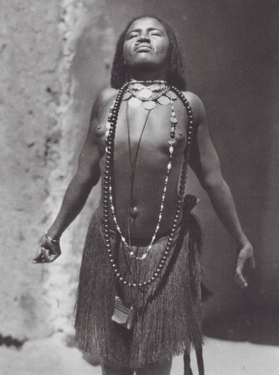 África: Bailarina sudanesa del vientre (foto b/n) de Hugo Adolf Bernatzik