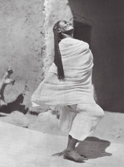 África: Bailarina sudanesa, Omdurman (foto b/n) de Hugo Adolf Bernatzik