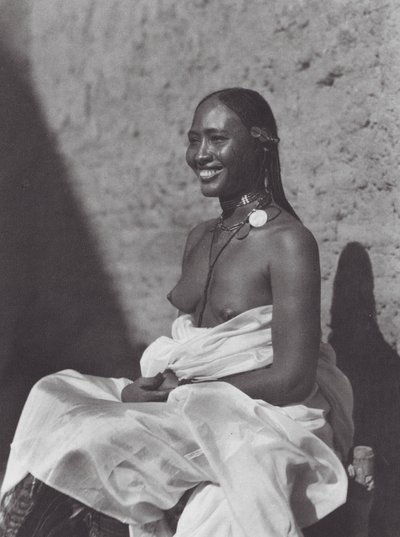 África: Mujer sudanesa de Omdurman (foto b/n) de Hugo Adolf Bernatzik