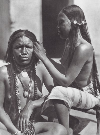 África: Mujeres sudanesas trenzando el pelo (foto b/n) de Hugo Adolf Bernatzik