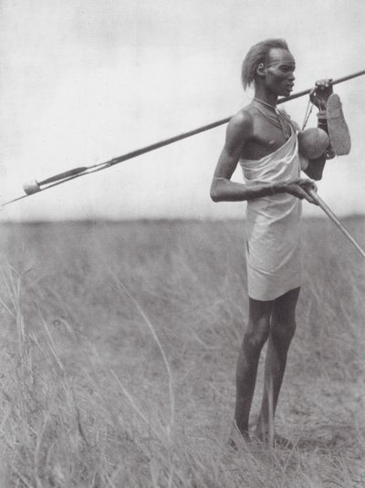 África: Guerrero dinka viajero (foto en blanco y negro) de Hugo Adolf Bernatzik