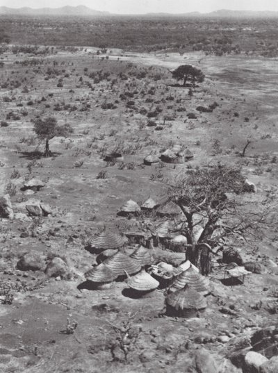 África: Vista de las llanuras desde el monte Talodi (foto b/n) de Hugo Adolf Bernatzik