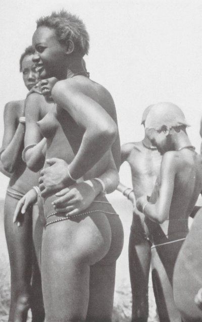Niña nuer (foto en blanco y negro) de Hugo Adolf Bernatzik