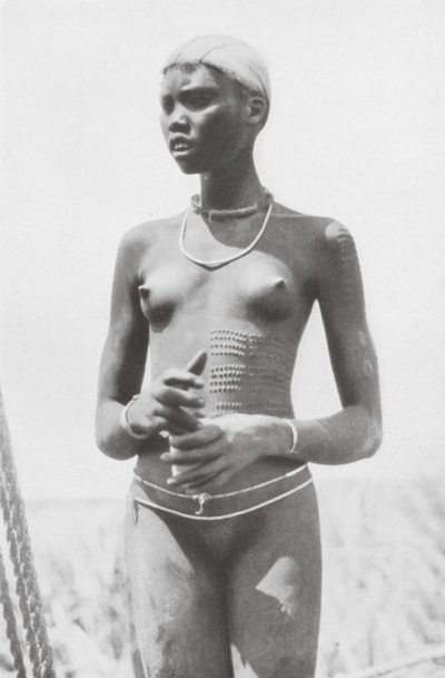 Niña nuer (foto en blanco y negro) de Hugo Adolf Bernatzik