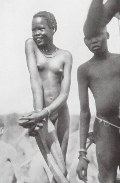 Nuer, niña y niño (foto b/n) de Hugo Adolf Bernatzik