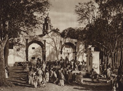 Mexico: Amecameca, Procession por delante de la capilla del Sacro Monte (b/w photo) de Hugo Brehme