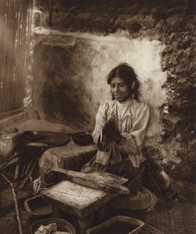 Mexico: Cociendo tortillas de maiz (b/w photo) de Hugo Brehme