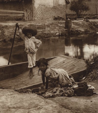 Mexico: Ixtacalco, Hijos de indios lavando ropa, D F (b/w photo) de Hugo Brehme