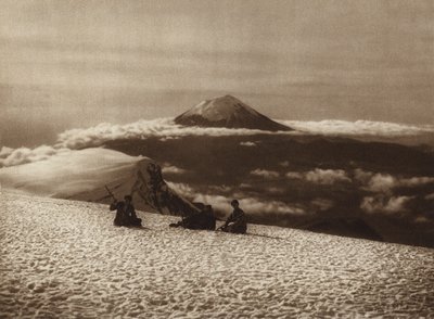 Mexico: Iztaccihuatl con vista por el Popocatepetl (b/w photo) de Hugo Brehme