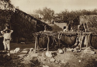 Mexico: Mezcal, Destilleria de aguardiente (b/w photo) de Hugo Brehme