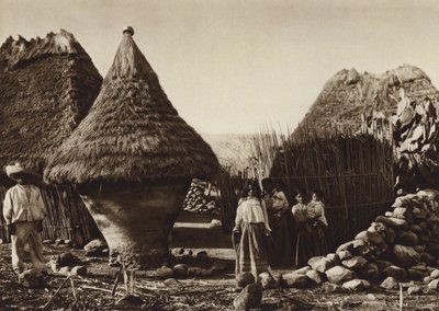 Mexico: Recipiente de maiz en una aldea (b/w photo) de Hugo Brehme
