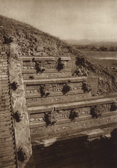 Mexico: San Juan Teotihuacan, Esculturas de piedra en la fachada occidental de la piramide de Quetzalcouatl, piramide al centro de la Ciudadela (b/w photo) de Hugo Brehme