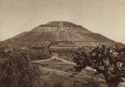 Mexico: San Juan Teotihuacan, Fachada occidental (b/w photo) de Hugo Brehme
