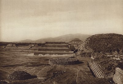 Mexico: San Juan Teotihuacan, Vista a las terrazas de la Ciudadela (b/w photo) de Hugo Brehme