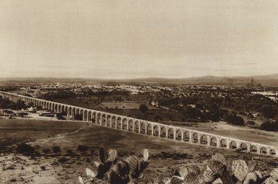 Mexico: Vista de Queretaro con antigua tuberia de agua (b/w photo) de Hugo Brehme