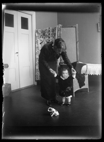 Anni y Uhra Simberg en su estudio de Siltasaarenkatu de Hugo Simberg