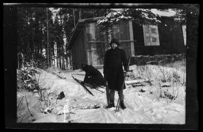 Arne Homén y Guido Simberg y sus esquís de Hugo Simberg