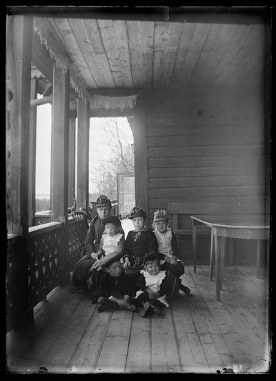 Elma Simberg y otros familiares en el porche de la Villa Amarilla de Hugo Simberg