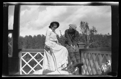 Erna y Guido Simberg y Sarto en el porche de la Villa Rosa de Hugo Simberg