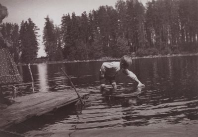 Niños flotando en una barca de recreo en Niemenlauta de Hugo Simberg