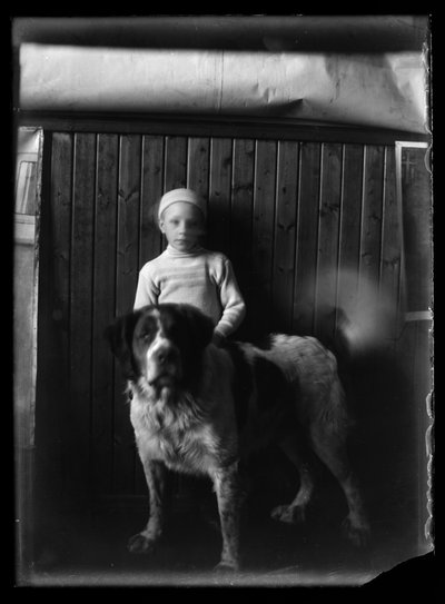 Leo Andersin y Sarto como modelos en el estudio de Selkäranta de Hugo Simberg