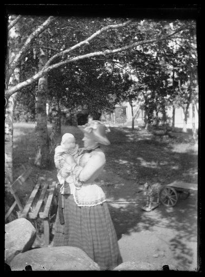 Lilli y Laine Simberg en el parque de Hugo Simberg