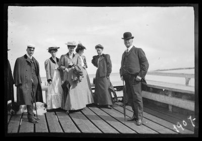 Pasajeros en el muelle de vapores de Niemenlauta de Hugo Simberg